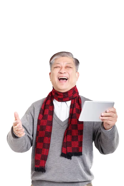 Asiatischer alter mann mit tablette — Stockfoto