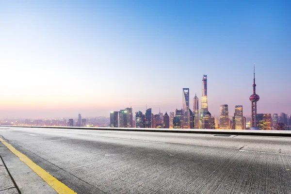 Empty floor and cityscape — Stock Photo, Image