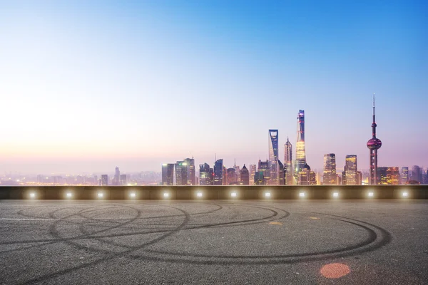 Leere Asphaltstraße und Stadtbild — Stockfoto