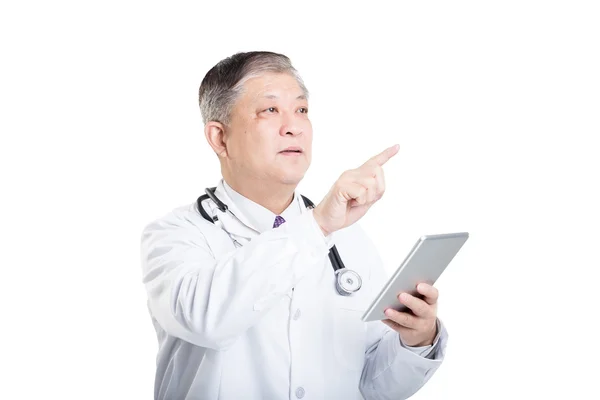 Чоловік лікар зі стетоскопом і цифровим планшетом — стокове фото