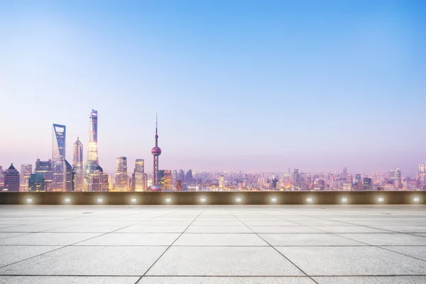 Lege vloer en stadsgezicht — Stockfoto