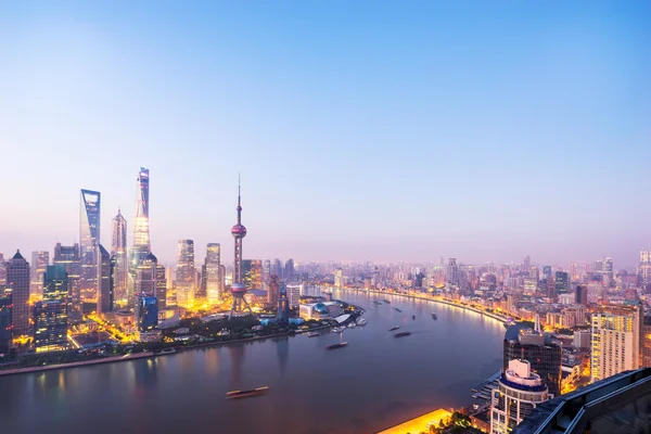 Paesaggio urbano lungomare e skyline illuminato all'alba — Foto Stock