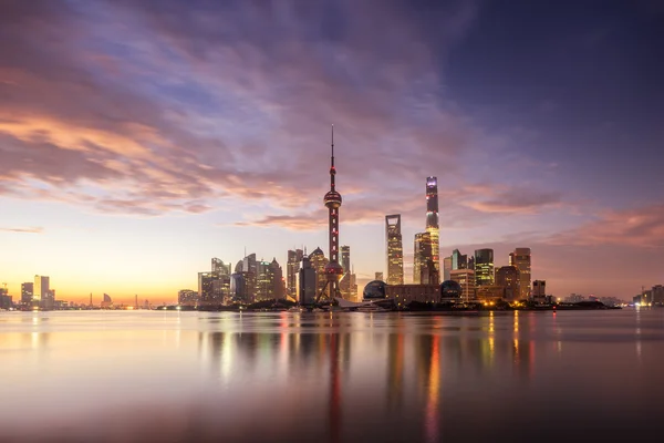 Waterfront cityscape ve şafakta ışıklı manzarası — Stok fotoğraf