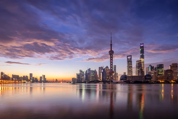 Paisaje urbano frente al mar y horizonte iluminado al amanecer —  Fotos de Stock