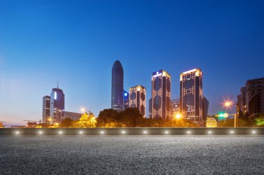 Boş yol ve cityscape