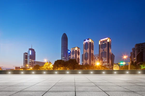 Lege vloer en stadsgezicht — Stockfoto