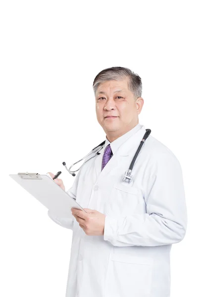 Asiatico uomo medico scrittura su clipboad — Foto Stock