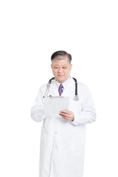 Asiatico uomo medico scrittura su clipboad — Foto Stock