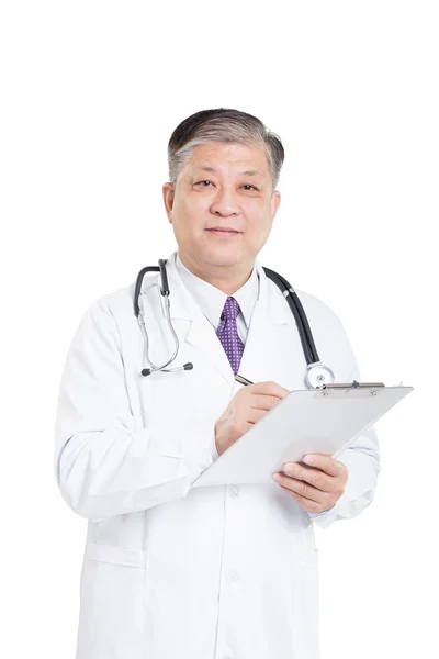 Asya adam doktor Clipboad üzerinde yazma — Stok fotoğraf
