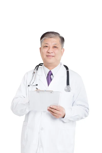 Aziatisch mens arts schrijven op clipboad — Stockfoto