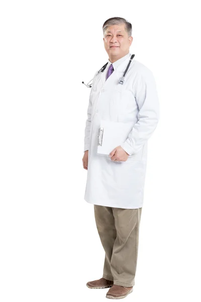 Aziatisch mens arts met de stethoscoop en Klembord — Stockfoto