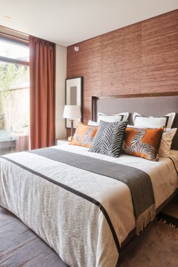 Modern yatak odasının içi 