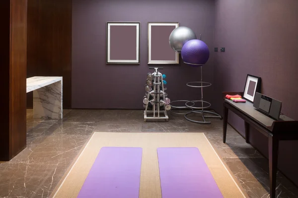 Interieur des modernen Fitnessraums — Stockfoto