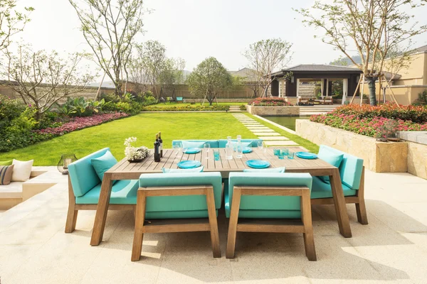 Elegante stoelen en tafel in achtertuin — Stockfoto