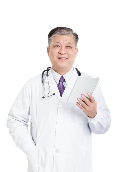 Adam doktor stetoskop dijital tablet kullanma ile — Stok fotoğraf