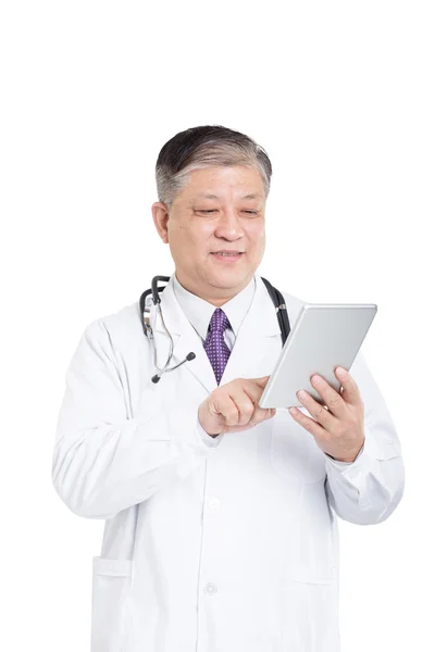 Чоловік лікар зі стетоскопом за допомогою цифрового планшета — стокове фото