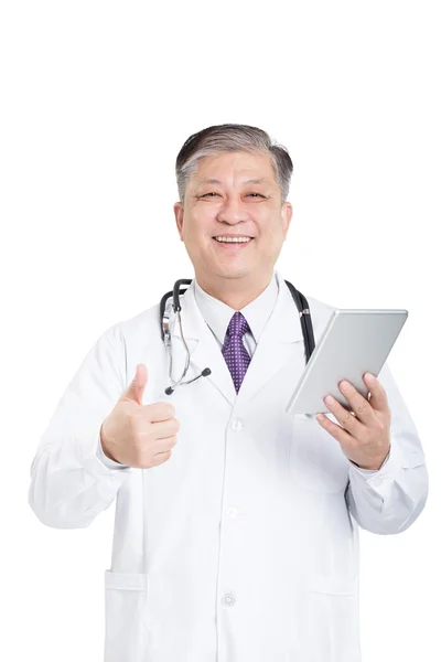 Homem médico com estetoscópio usando comprimido digital — Fotografia de Stock