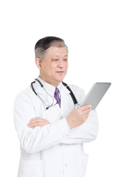 Чоловік лікар зі стетоскопом за допомогою цифрового планшета — стокове фото