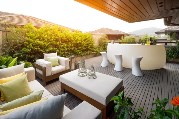 Design et mobilier dans le patio moderne — Photo