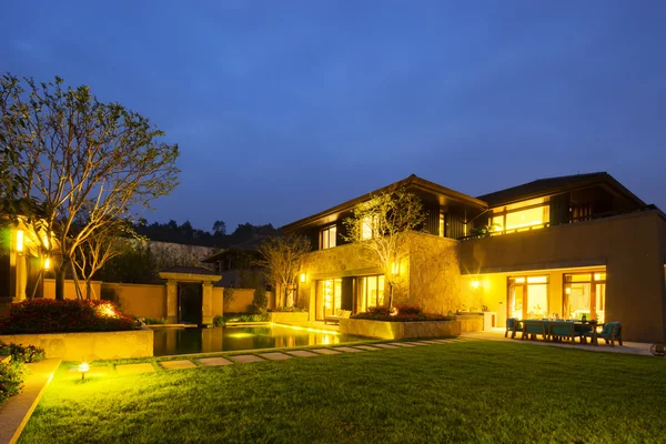 Cortile in villa moderna in cielo aperto di notte — Foto Stock