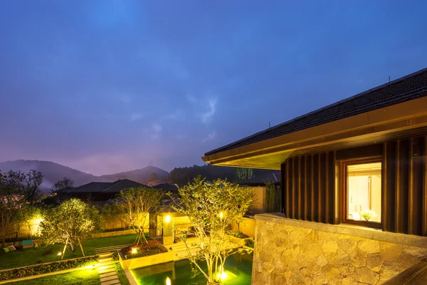 Patio trasero en villa moderna en cielo claro por la noche — Foto de Stock