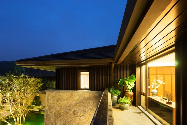 Balcon dans villa moderne la nuit — Photo