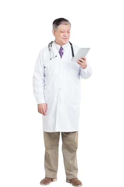 Azjatycki człowiek lekarz z cyfrowego tabletu — Zdjęcie stockowe