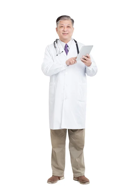 Asiatico uomo medico con digitale tablet — Foto Stock