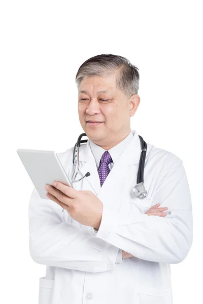 Азиатский мужчина врач с цифровой таблеткой — стоковое фото