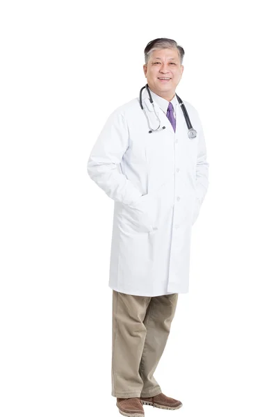 Oude Aziatische man arts met de stethoscoop — Stockfoto