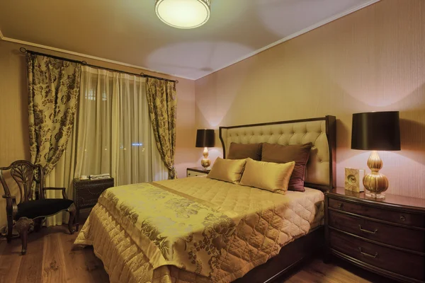 Sypialnia luksusowe wnętrza — Zdjęcie stockowe