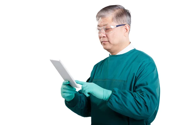 Man arts met behulp van digitale tablet — Stockfoto