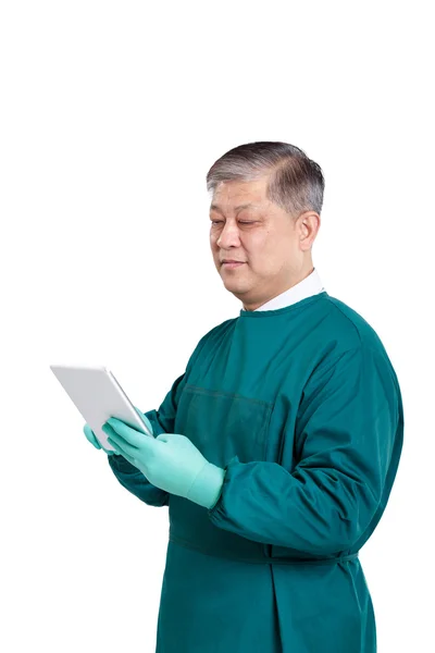 Uomo medico utilizzando tablet digitale — Foto Stock