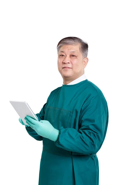 Homme médecin utilisant tablette numérique — Photo