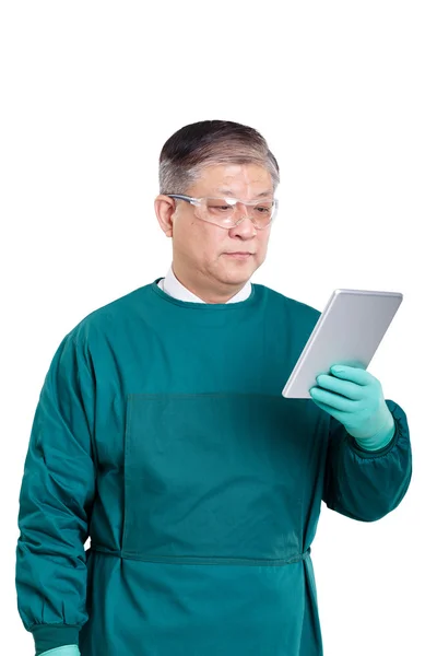 Hombre médico usando tableta digital — Foto de Stock