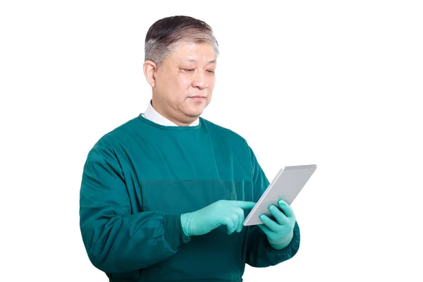 Adam doktor dijital tablet kullanma — Stok fotoğraf