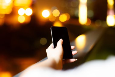 Asyalı kız cep telefonunuzun ve