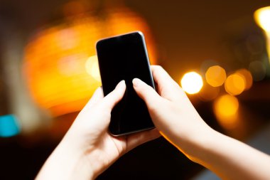 Asyalı kız cep telefonunuzun ve