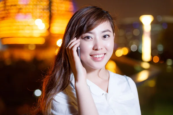 Asiatische Mädchen mit Handy in der Nacht — Stockfoto