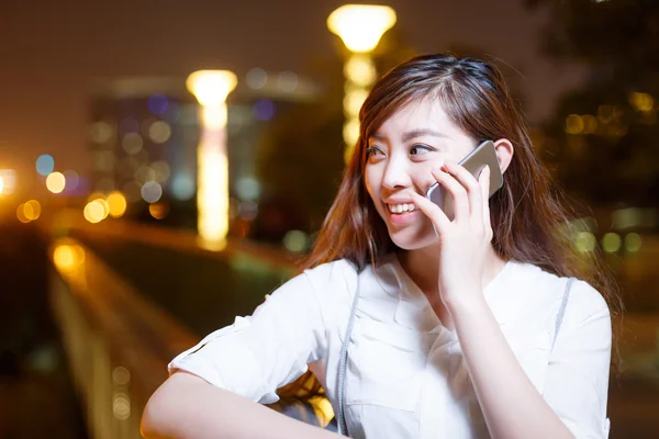 Asiatico ragazza utilizzando cellulare a notte — Foto Stock