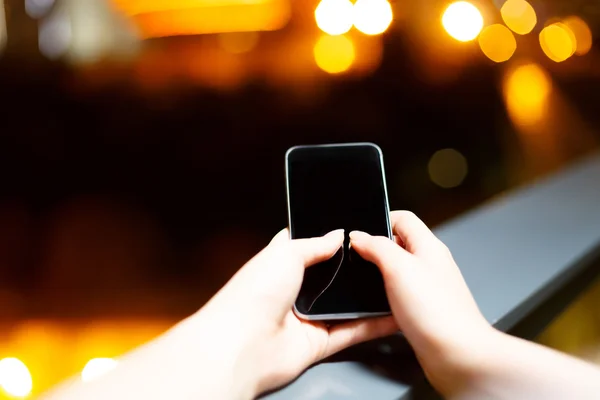 Chica asiática usando teléfono móvil — Foto de Stock