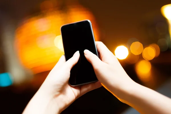 Chica asiática usando teléfono móvil — Foto de Stock