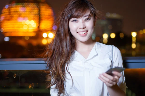 Asiatico ragazza utilizzando cellulare a notte — Foto Stock