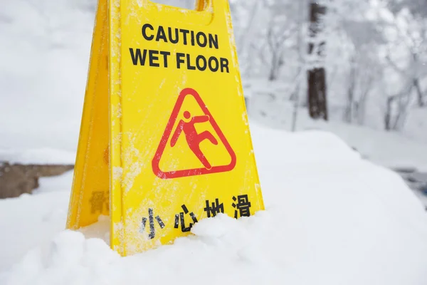Warntafel auf Schneeboden — Stockfoto