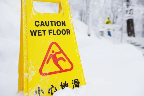 Warntafel auf Schneeboden — Stockfoto