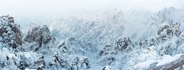 Scène de neige de la colline Huangshan en hiver — Photo