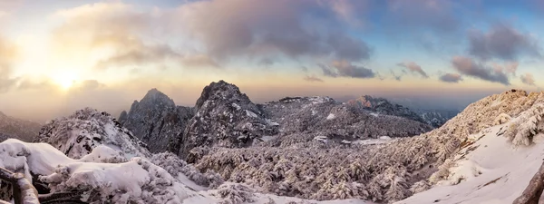 Sněhová scéna Huangshan Hill v zimě — Stock fotografie