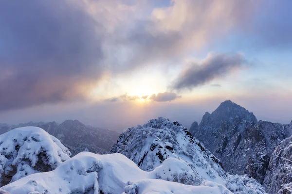 Sněhová scéna Huangshan Hill v zimě — Stock fotografie