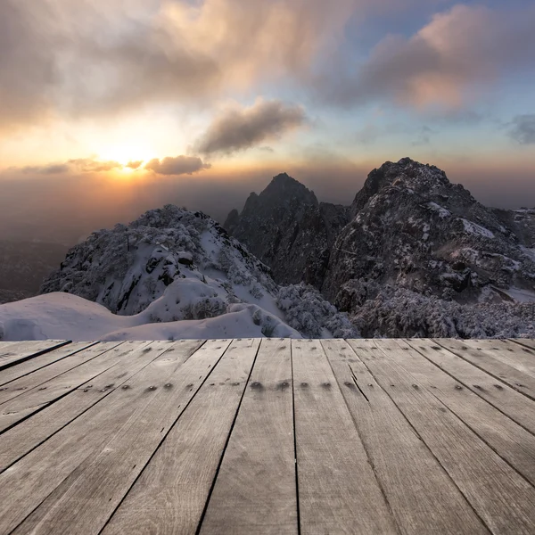 Piso de madera frente a la escena de nieve — Foto de Stock