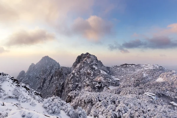 Hó-jelenet a Huangshan hegy, télen — Stock Fotó